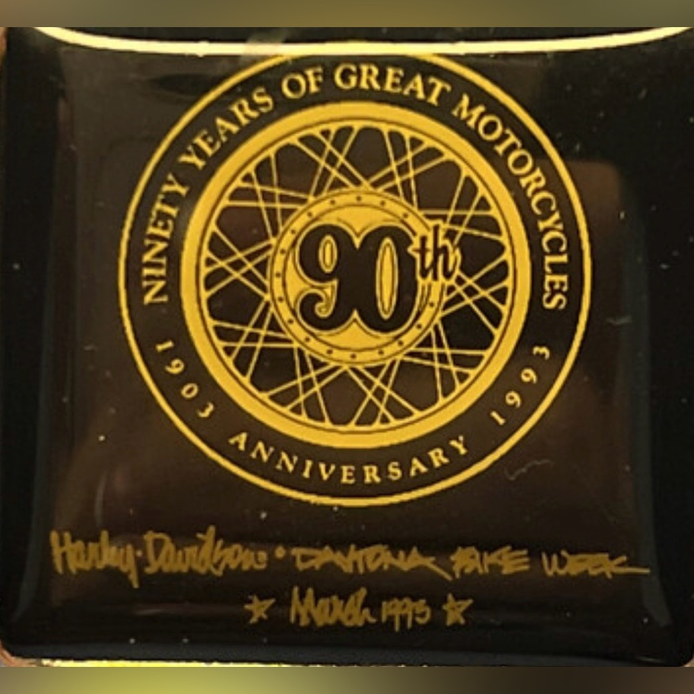 HARLEY DAVIDSON 90TH ANNIVERSARY DAYTONA 1995 BIKE WEEK VEST or HAT PIN - NEW
